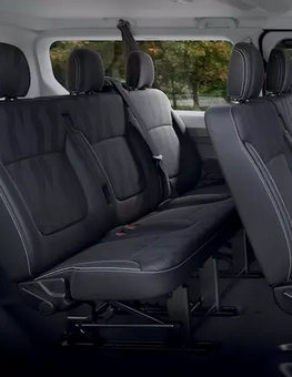 2 rangées de sièges arrière d'un minibus Europcar Atlantique